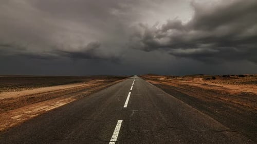 Alte Asphaltstraße auf Gewitterwolken-Hintergrund