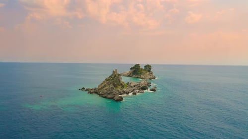 Luftaufnahme der Kirche Sveta Nedelja auf einer felsigen Insel in der Nähe von Petrovac bei Sonnenuntergang, Montenegro