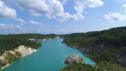 Vídeo aéreo. Despegue suavemente por encima de la superficie del agua.