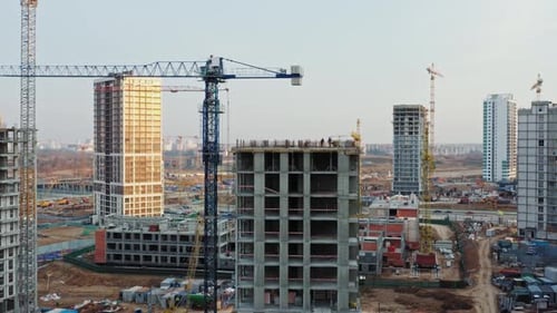 Luftbildbau mit Turmdrehkranen arbeiten auf der Baustelle in der Großstadt
