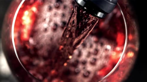 Super Zeitlupe Rotwein wird mit Luftblasen in das Glas gegossen