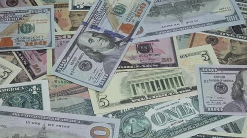 Billets en dollars américains de différentes dénominations