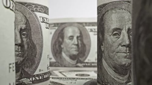 Amerikanische Einhundert-Dollar-Papierbanknote in Nahaufnahme mit Makroaufnahme.