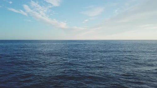 Sea Horizon Reise Landschaft Luftbild. Wasser und sonniger Himmel.
