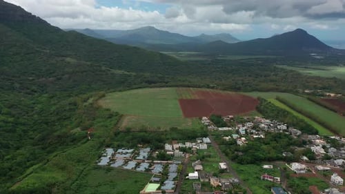 Luftaufnahme über runde Zuckerrohrfelder auf der Insel Mauritius