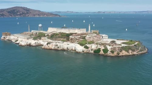 Navires naviguant autour de l'île d'Alcatraz Compétition de régates de voile et de sports nautiques