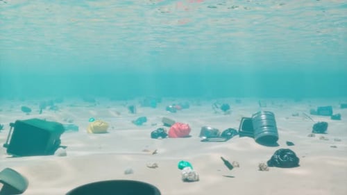 Müll schwimmt im Meer. Der Müll im blauen Wasser. Meeresverschmutzung. Müll