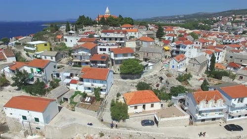Luftaufnahme der traditionellen dalmatinischen Stadt mit Kirche in der Mitte, Kroatien
