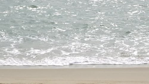 Flutwelle traf den sauberen Strand
