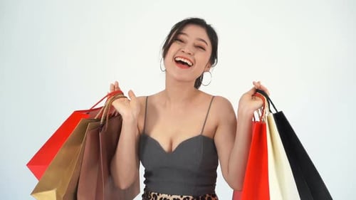 mouvement lent d'une femme joyeuse tenant un sac à provisions