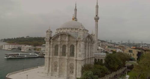 Istanbuler Ortaköy-Moschee und Bosporus - Luftaufnahme 2