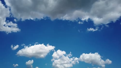 Nuages passant au-dessus de la ville