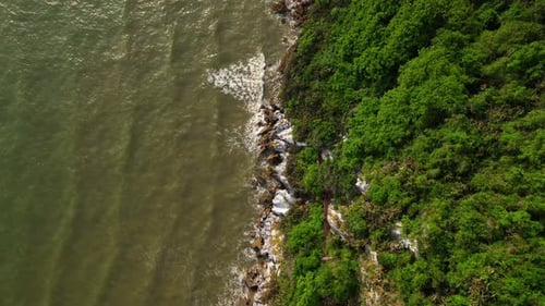4K-Luftdrohnenaufnahme der Landschaft, Flug über das Meer. Eine wunderschöne Insel in Küstennähe.