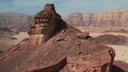 Drohnenaufnahme von Seite zu Seite aus einer wunderschönen generischen Wüste, 60 fps.
Gefilmt im Naturpark Timna,