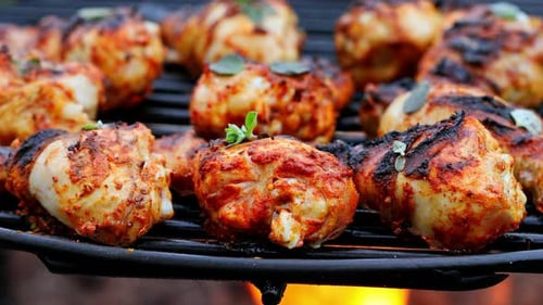 Cuisse de poulet grillée épicée aux épices sur le grill