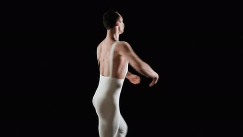 Männlicher Balletttänzer dreht sich auf seinem Bein
