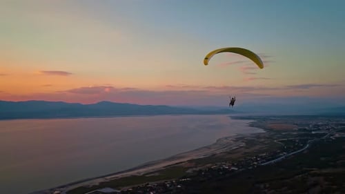 Activité de parapente près de la ville