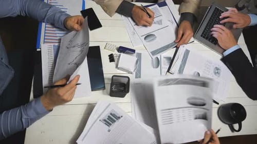 Draufsicht Männliche und weibliche Hände von Kollegen, die Finanzberichte im Amt analysieren. Geschäftsteam