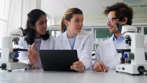 Científicos con microscopios trabajando en laboratorio