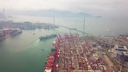 Luftaufnahme eines Containerfrachtschiffs im Export- und Importgeschäft und in der Logistik