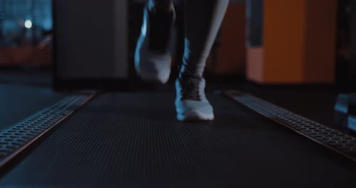 Laufen in Turnschuhen auf einem Laufband
