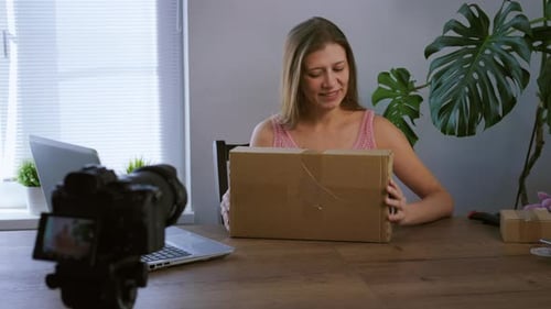 Joven hermosa mujer lidera su blog de Vídeo desde casa