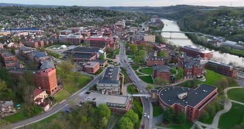 Centro de Morgantown West Virginia. Edifícios WVU e Rio Monongahela. Caminhão aéreo disparado em dourado