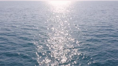 Sonnenreflexion auf Meereswellen