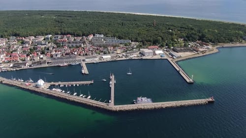 Vue aérienne de la ville de Hel et de la péninsule de la mer Baltique en Pologne, Europe