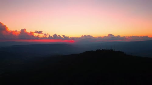 Drone aérien 4K d'une belle vallée entre les montagnes.