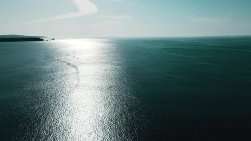 Meer Panoramablick auf das ruhige Meer Luftaufnahme.