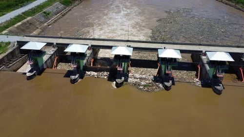 Luftaufnahme des aus der Entwässerungsrinne des Betondamms freigesetzten Wassers ist ein Weg