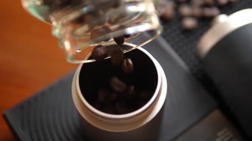 Verser un grain de café