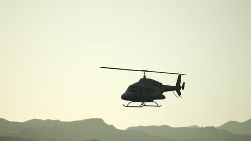 Extreme Zeitlupe fliegender Hubschrauber und Himmel bei Sonnenuntergang
