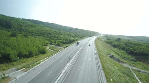 Drohnenaufnahmen von Bussen, die im Sommer auf der Autobahn fahren