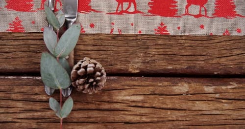 Divers couverts sur table en bois 4k