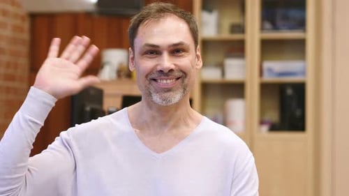Hello Gesture von Mann aus dem mittleren Alter im Büro