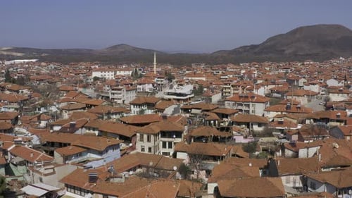 Altes Gebäude und Dorf-Luftaufnahme 3