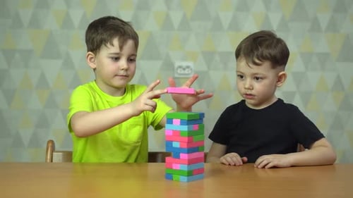 Jungen spielen eine Partie Jenga At Home Quarantine