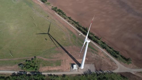 La vista aérea de la turbina eólica es una fuente popular de energía renovable sostenible en hermosa