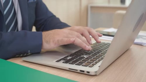 Nahaufnahme der Hände eines Geschäftsmannes, der Laptop-Computer plant, um im modernen Büro erfolgreich zu sein.