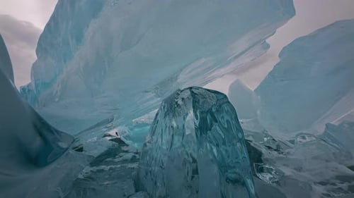 Riesige Hügel mit gebrochenem blauem Eis auf der gefrorenen Oberfläche des Baikalsees
