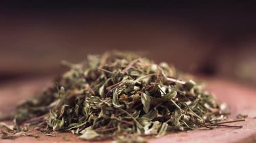 Gros plan de broyage de feuilles de thym séchées à l'aide de mortier et de pilon