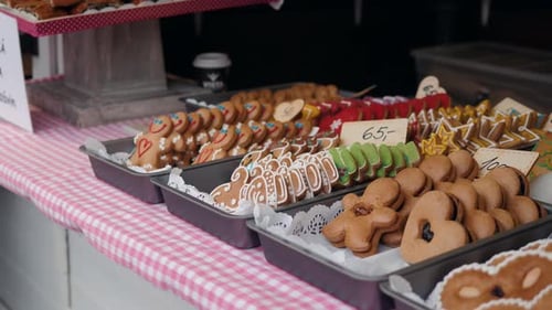 Stand mit traditionellen bunten und festlichen Süßigkeiten auf dem Weihnachtsmarkt