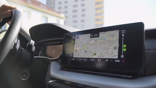 Eine Karte und GPS auf dem Touchscreen-System auf dem Armaturenbrett, wenn das Auto in Nahaufnahme fährt