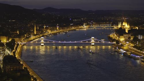 Impresionante vista nocturna del puente de las cadenas Szechenyi en Budapest, Hungría