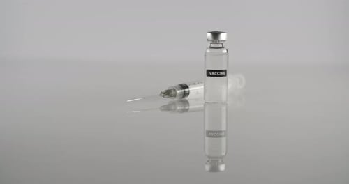 Impfstoff auf einer weißen Oberfläche im Labor