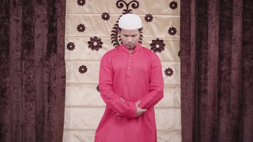 Muslimischer Mann beim Ramadan-Gebet