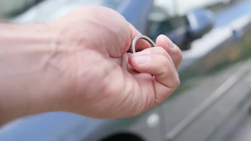 Auto und Tür öffnen sich mit drahtlosen Schlüsseln in der Hand 4K 2160p 30fps UltraHD-Aufnahmen - Moderne Autoalarmanlage und d