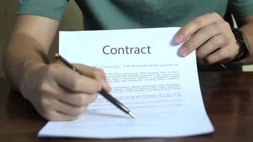 Homme signant un contrat